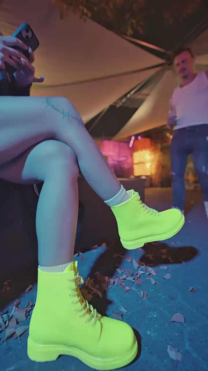 Space Walkers im Regen / bei Nacht